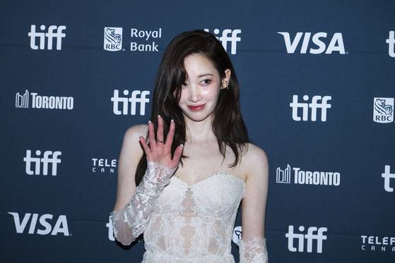 영화 '프로젝트 Y'로 토론토 국제영화제 레드카펫 무대에 선 배우 전종서. 사진 AP=연합뉴스