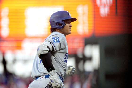 2회 시즌 49호포를 때려낸 뒤 그라운드를 도는 오타니. 로이터=연합뉴스