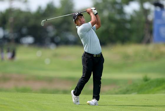 아이언샷을 하는 히가 가즈키. 사진 KPGA