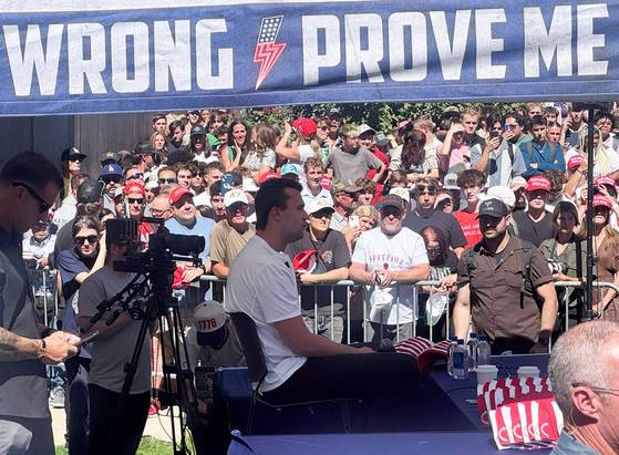 지난 10일 유타밸리대학에서 찰리 커크가 숨지기 전의 모습. [AFP=연합뉴스]