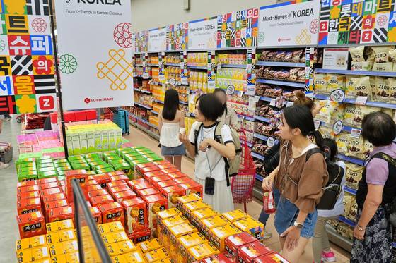 롯데마트 제타플렉스 서울역점을 찾은 외국인 관광객들. 사진 롯데마트
