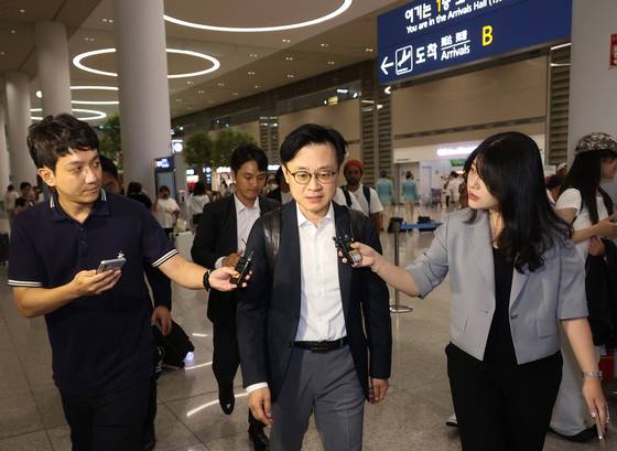 미국 현지에서 한미 관세협상 관련 후속 협의를 한 김정관 산업통상자원부 장관이 14일 오전 영종도 인천국제공항을 통해 귀국하고 있다. 연합뉴스