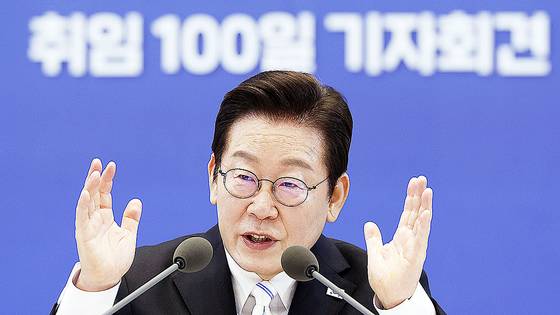 이재명 대통령이 11일 청와대 영빈관에서 열린 취임 100일 기자회견 '회복을 위한 100일, 미래를 위한 성장'에서 발언하고 있다. 연합뉴스