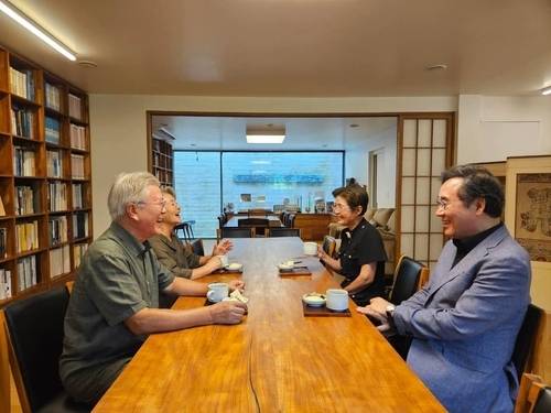 ▲ 문재인 전 대통령 내외를 예방한 이낙연 새미래민주당 상임고문 [이낙연 새미래민주당 상임고문 SNS 캡처]