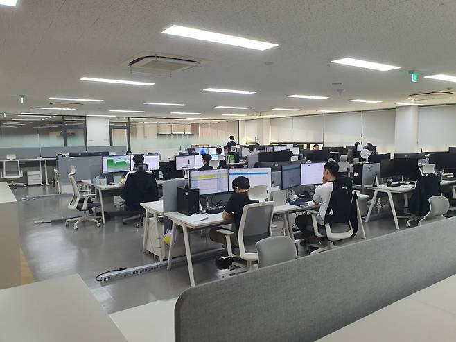 연구소 칠러팀 직원들이 업무에 매진하고 있다. 화성=윤현주 기자