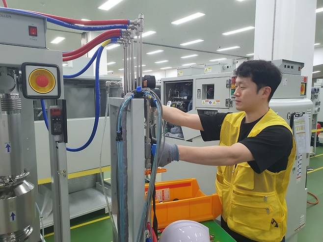 박정환 주임이 가압 검사를 위한 헬륨 공급을 하고 있다. 화성=윤현주 기자