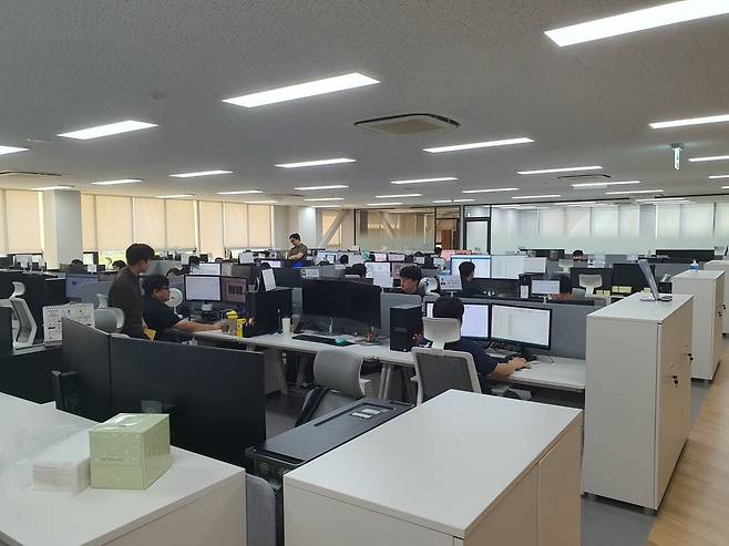 연구소 스크러버팀 직원들이 일하고 있다. 화성=윤현주 기자