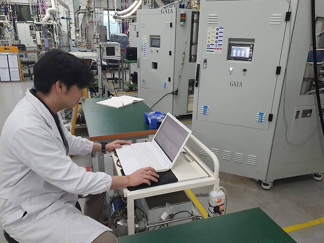 남기복 차장이 스크러버 장비 성능을 측정하고 있다. 화성=윤현주 기자