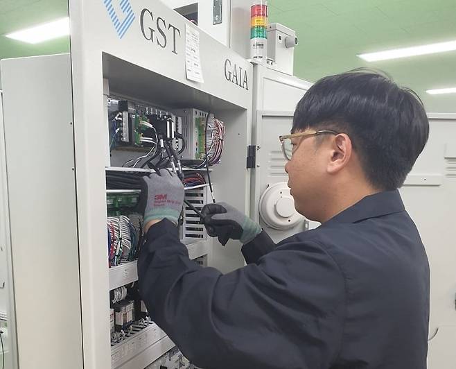 김보영 대리가 케이블 포설 작업을 하고 있다. 화성=윤현주 기자