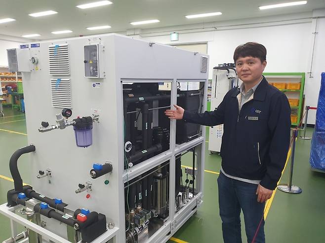 허대우 차장이 냉동기식 칠러를 설명하고 있다. 화성=윤현주 기자