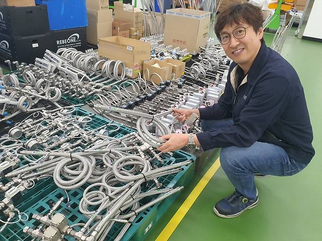 이용만 부장이 반제품 품질 검수 작업을 설명하고 있다. 화성=윤현주 기자