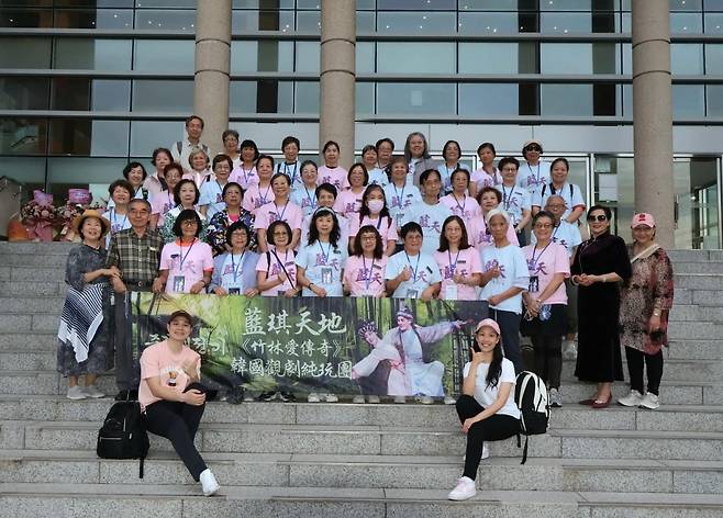 국립극장에서 두 주인공과 함께 단체 사진을 찍은 블루스카이 /사진 제공. 홍콩아츠페스티벌