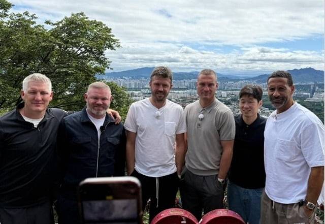 박지성(오른쪽 두번째)과 루니(왼쪽 두번째)를 비롯한 맨유 레전드들이 N서울타워에서 기념사진을 찍었다. / 출처=루니 인스타그램