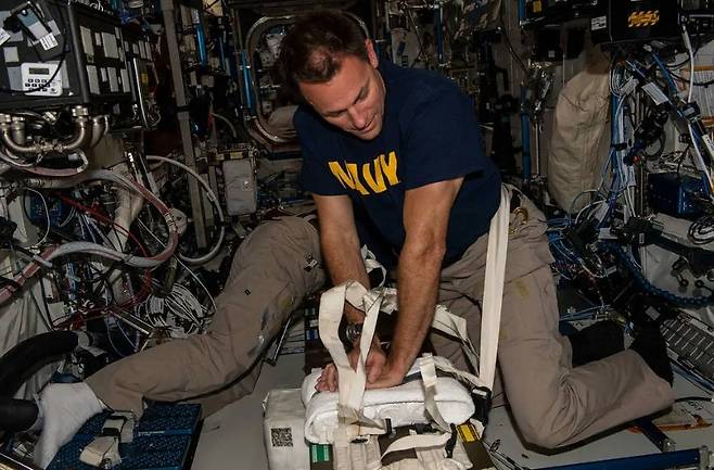 미국 항공우주국(NASA) 소속 우주비행사들이 국제우주정거장(ISS)의 무중력 환경에서 심폐소생술(CPR)을 연습하고 있다. 이들은 CPR 시술자와 환자의 몸이 둥둥 뜨는 일을 최소화하기 위해 발을 ISS 벽에 뻗어 신체를 최대한 고정하도록 훈련 받는다. NASA 제공