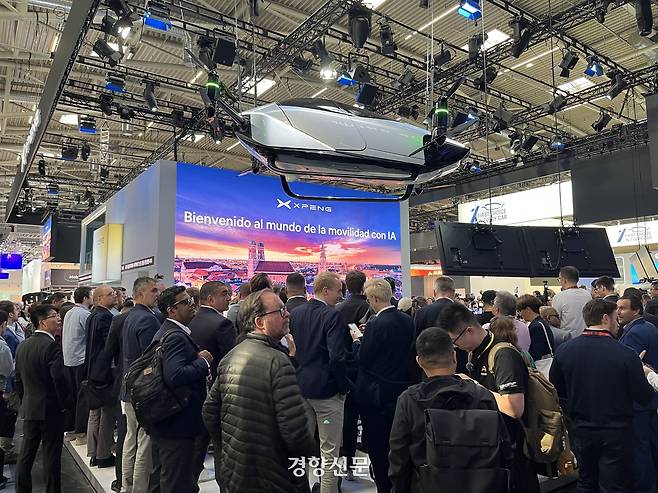 폭스바겐 바로 맞은편에 차린 중국 전기차 업체 ‘샤오펑’ 전시관이 인파로 가득하다. 뮌헨 ㅣ권재현 선임기자