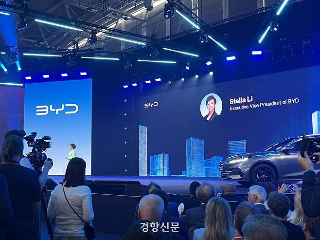 메쎄 뮌헨 특설무대에서 BYD 스텔라 리 부사장이 발표하고 있다. 뮌헨ㅣ권재현 선임기자