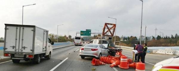 음주·무면허 운전자가 몰던 승용차가 도로 공사 작업 차량을 들이받은 모습.
