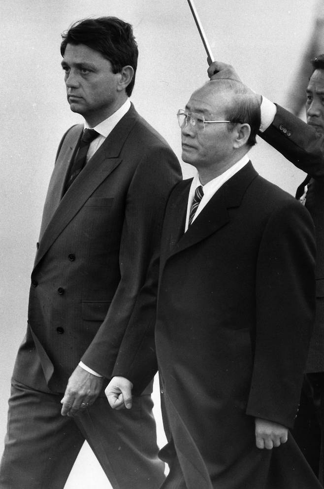 Then-President Chun Doo-hwan (right) arrives at Paris Orly Airport for two days of talks in France during a European tour. (Getty Images)