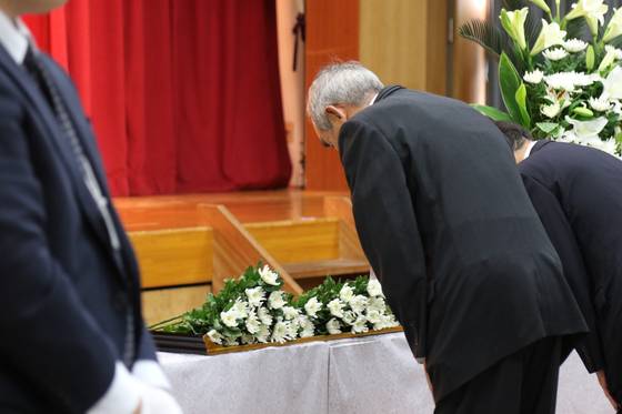 Japanese officials hold a memorial ceremony commemorating the workers from the Sado mine complex during World War II, on Sado Island, Niigata Prefecture, off Japan's west coast, on Sept. 13. [YONHAP]