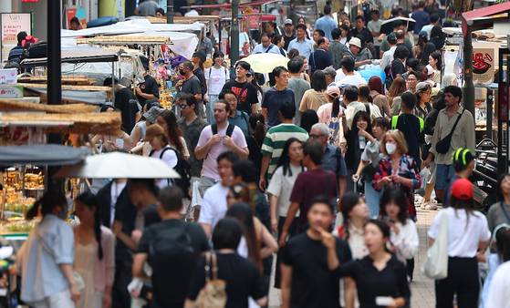 The streets of Myeong-dong, central Seoul, are filled with tourists on Aug. 31. [YONHAP]