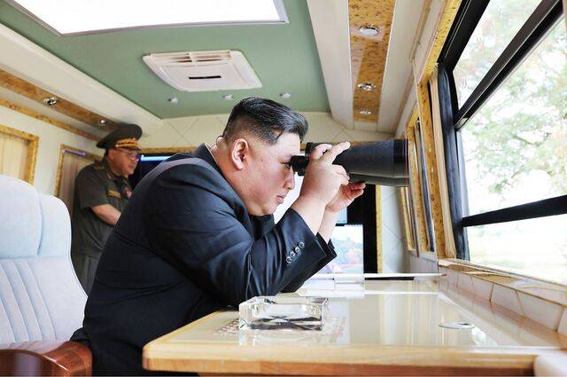 조선중앙통신은 김정은 북한 국무위원장이 지난 11·12일 국방과학원 장갑방어무기연구소와 전자무기연구소를 찾아 “9차 당대회에서 핵무력·상용무력 병진정책을 제시할 것”이라고 말했다고 13일 보도했다. 김 위원장이 시찰 당시 쌍안경으로 핵심기술 개발 사업 현장을 살펴보는 모습. 연합뉴스