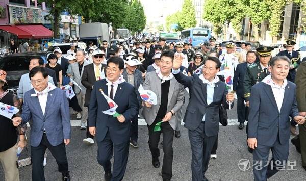 유정복 인천시장이 제75주년 인천상륙작전 기념 거리퍼레이드가 열린 14일 인천 동인천역 남광장 인근에서 시민들의 환호 속에 행진하고 있다. 조병석기자