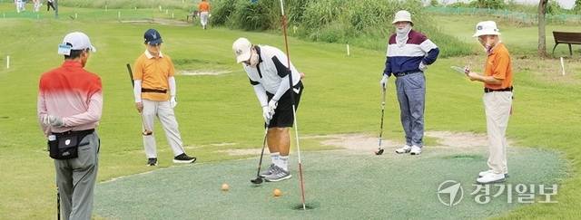 7번홀에서 선수들이 신중하게 경기를 펼치고 있다. 조주현·윤원규기자