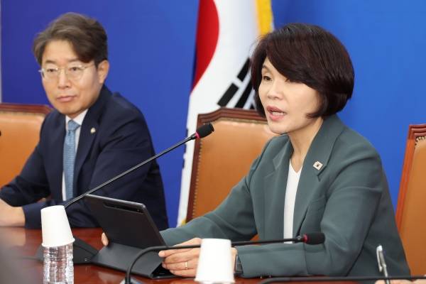 ▲2025년 9월 14일 더불어민주당 한정애 정책위의장이 서울 여의도 국회에서 정부조직 개편 등 현안 관련 기자간담회를 하고 있다. 왼쪽은 최기상 정책위 사회수석부의장. ⓒ연합뉴스