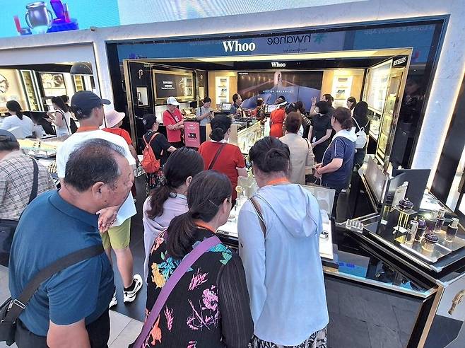 신세계면세점은 지난달 28일 명동점에 중국 유제품 업계 1위인 이리그룹 장쑤성지부 VIP 고객 1109명을 단독 유치해 투어와 쇼핑 일정을 진행했다.  신세계면세점