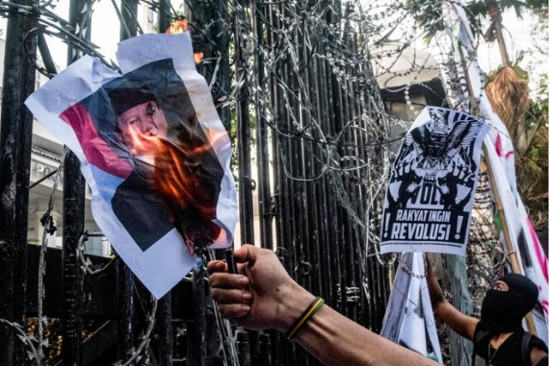 1일 인도네시아 서자바주 반둥에서 시위대가 의회 해산을 요구하며 프라보워 수비안토 대통령의 사진을 불태우고 있다. (사진=AFP 연합뉴스)
