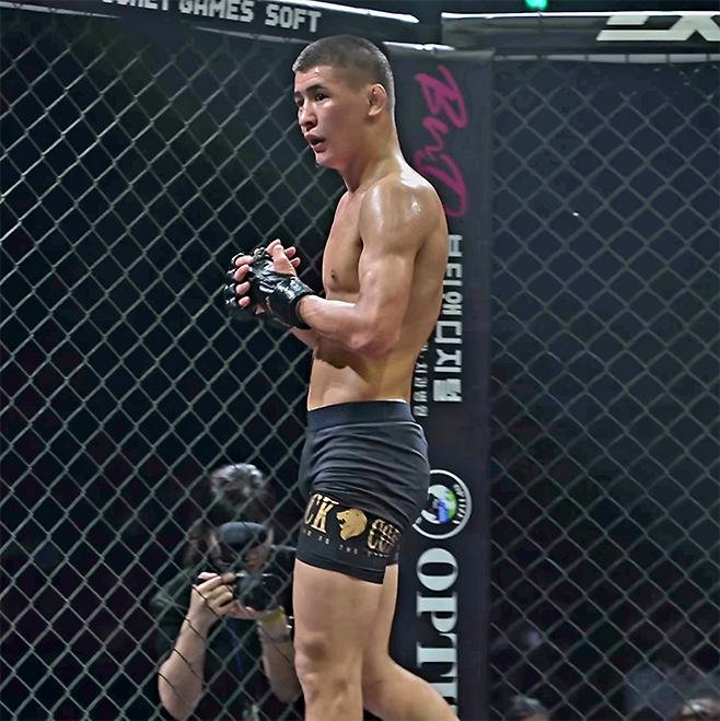 Alatoo Fighters League 플라이급 챔피언 ‘펜리르’ 다니야르 토이추베크 우울루가 2025년 8월 인천광역시 영종국제도시 인스파이어 아레나 블랙컴뱃 15 밴텀급 경기 2라운드 종료 후 케이지 사이드로 이동하고 있다. 사진=이데아 파라곤