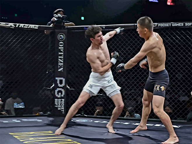 Naiza FC 및 Alash Pride 챔피언 ‘스컬’ 루슬란 사리예프가 2025년 8월 인천광역시 영종국제도시 인스파이어 아레나 블랙컴뱃 15 밴텀급 5분×3라운드 경기에서 Alatoo Fighters League 챔피언 ‘펜리르’ 다니야르 토이추베크 우울루를 상대하고 있다. 사진=이데아 파라곤