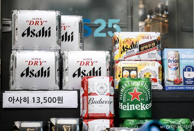 [서울=뉴시스] 정병혁 기자 = 2일 서울시내 한 편의점에 아사히 맥주가 진열되어 있다. 국내 수입맥주 1위 일본 아사히가 3월 1일부로 가격을 인상했다. 편의점 기준 아사히 수퍼드라이 캔맥주 350ml 가격은 3500원에서 4000 원으로, 500ml 가격은 기존 4500원에서 4900원으로 올랐다. 2025.03.02./사진=정병혁