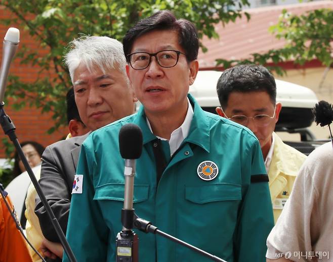 (부산=뉴스1) 윤일지 기자 = 박형준 부산시장이 3일 어린이 2명이 숨진 부산 기장군 한 아파트 화재 현장을 찾아 홍문식 기장소방서장으로부터 브리핑을 받고 있다.   전날 오후 10시 58분쯤 기장군 한 아파트 6층에서 부모가 잠시 외출한 사이 불이 나 6살, 8살 자매가 심정지 상태로 인근 병원에 이송됐지만 끝내 사망 판정을 받았다. 2025.7.3/뉴스1  Copyright (C) 뉴스1. All rights reserved. 무단 전재 및 재배포,  AI학습 이용 금지. /사진=(부산=뉴스1) 윤일지 기자