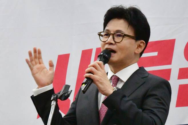 한동훈 전 국민의힘 대표가 14일 더불어민주당을 향해 계엄 관련 물음을 던졌다. 사진은 한동훈 전 국민의힘 대표가 지난 11일 오후 광주 서구 홀리데이인호텔에서 열린 김화진 국힘 전남도당위원장 취임식에 참석해 축사하는 모습. /사진=뉴시스