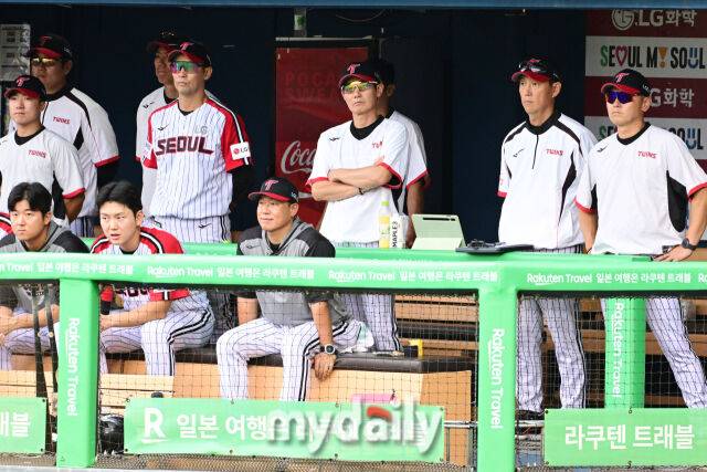 7일 오후 서울 잠실야구장에서 진행된 '2025 신한 SOL뱅크 KBO 리그' SSG-LG의 경기. LG 염경엽 감독이 선발 임찬규의 투구를 지켜보고 있다./마이데일리