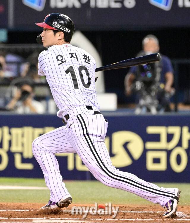 2025년 9월 11일 오후 서울 잠실구장에서 열린 '2025 신한 SOL뱅크 KBO 리그' KT 위즈와 LG 트윈스의 경기. LG 오지환이 2회말 무사 1.3루서 1타점 적시타를 치고 있다./마이데일리