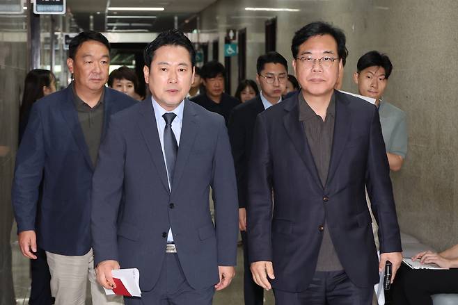 지난 7일 서울 여의도 국회에서 미국 이민 당국의 한국 기업 직원 구금 사태와 관련한 대책을 논의하기 위해 국민의힘 원내대표실로 이동하는 장동혁 대표와 송언석 원내대표. 뒤로 정희용 사무총장과 박준태 당대표 비서실장이 동행하고 있다. [연합]