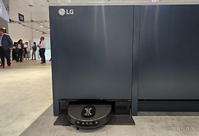 LG전자가 IFA 2025에서 선보인 로봇청소기 ‘히든 스테이션’ 모델. 베를린=박지영 기자