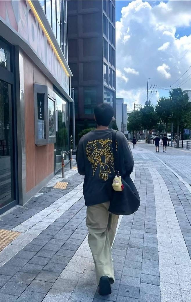 방탄소년단(BTS) RM이 가방에 라부부 키링을 달고 거리를 활보하는 모습. [RM 인스타그램 캡처]