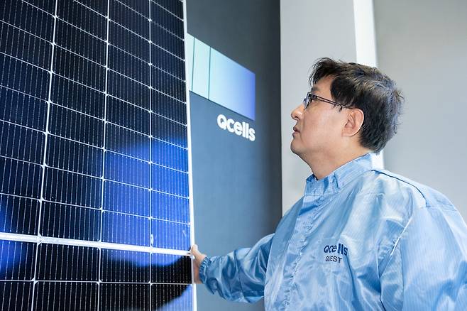 김성환 환경부 장관이 11일 경기 성남시 한화미래기술연구소를 방문해 태양광 패널을 살펴보고 있다.  [환경부 제공]