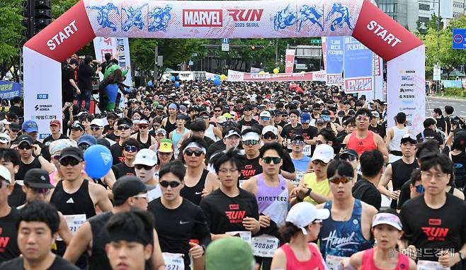 14일 오전 서울 중구 서울광장에서 열린 ‘마블런 2025 서울’에서 참가자들이 힘차게 출발하고 있다. 임세준 기자
