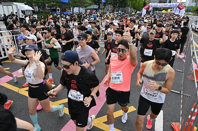 14일 오전 서울 중구 서울광장에서 열린 ‘마블런 2025 서울’에서 참가자들이 힘차게 출발하고 있다. 임세준 기자