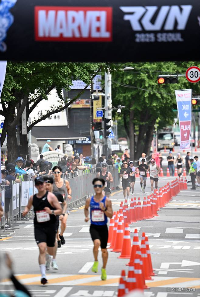 14일 오전 서울 중구 서울광장 인근 ‘마블런 2025 서울’ 결승점에 참가자들이 들어서고 있다. 임세준 기자