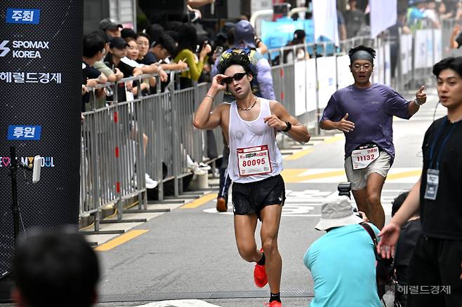 14일 오전 서울 중구 서울광장 인근 ‘마블런 2025 서울’ 결승점에 참가자들이 들어서고 있다. 임세준 기자