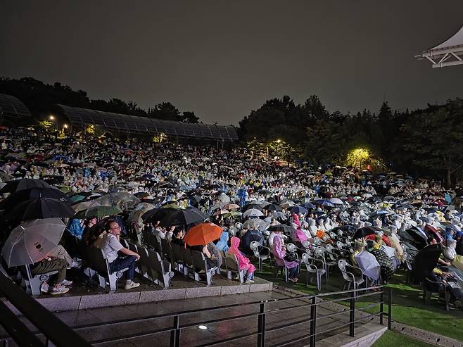 비가 내리는 데도 하성호와 서울팝스오케스트라 37주년 숲속의 페스티벌을 즐겁게 감상하고 있는 관객들