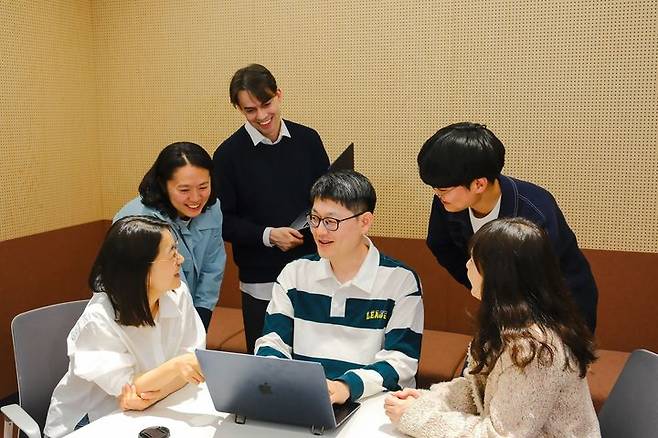 [서울=뉴시스] 의료AI 기업 노을은 경제적 가치와 사회적 가치를 동시에 창출하는 하이브리드 모델을 추구하고 있다. 사진은 노을 구성원들이 회의하고 있는 모습. (사진=노을 제공) 2025.09.12. photo@newsis.com *재판매 및 DB 금지