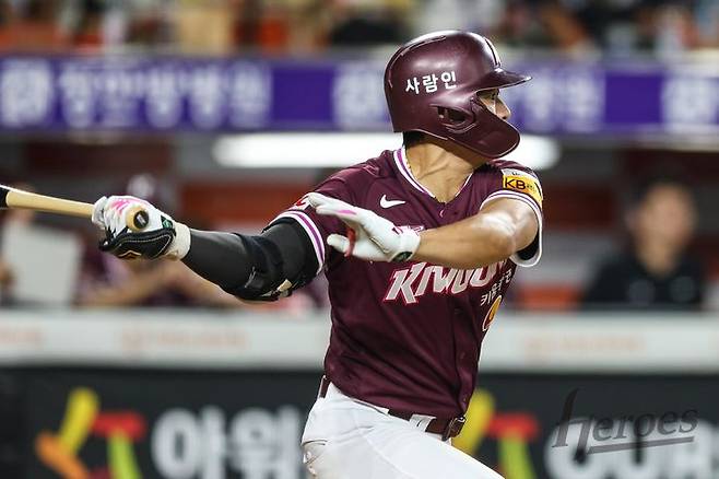 [서울=뉴시스] 프로야구 키움 히어로즈 송성문이 13일 대전 한화생명볼파크에서 열린 2025 신한 쏠뱅크 KBO리그 한화 이글스와의 경기에서 안타를 치고 있다. (사진=키움 히어로즈 제공) 2025.09.13. *재판매 및 DB 금지