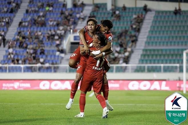 [서울=뉴시스]K리그2 부산 안산 제압하고 5경기 무패 행진. (사진=한국프로축구연맹 제공)