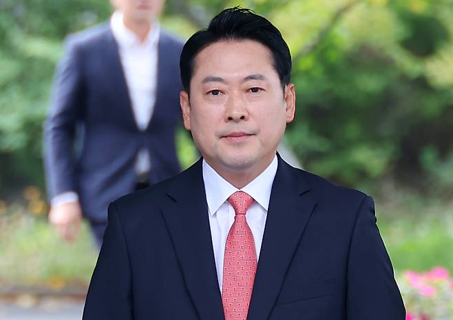 국민의힘 장동혁 대표가 14일 오전 부산 강서구 세계로교회에 예배를 위해 들어서고 있다. 연합뉴스